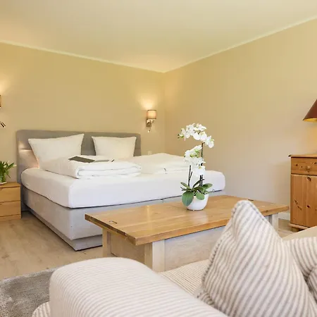 Frisch Renovierte 3-zimmer-ferienwohnung Für Bis Zu 6 Personen Mit Zwei Terrassen Und Eigenem Parkplatz Im Herzen Von