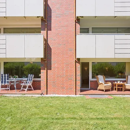 Apartment Frisch Renovierte 3-zimmer-ferienwohnung Für Bis Zu 6 Personen Mit Zwei Terrassen Und Eigenem Parkplatz Im Herzen Von Westerland