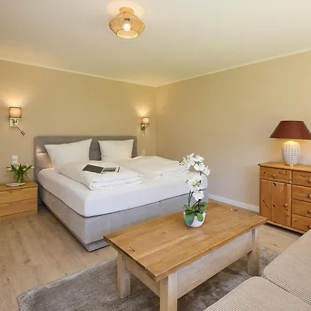 Apartment Frisch Renovierte 3-zimmer-ferienwohnung Für Bis Zu 6 Personen Mit Zwei Terrassen Und Eigenem Parkplatz Im Herzen Von *