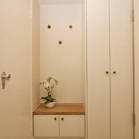 Frisch Renovierte 3-zimmer-ferienwohnung Für Bis Zu 6 Personen Mit Zwei Terrassen Und Eigenem Parkplatz Im Herzen Von * Westerland